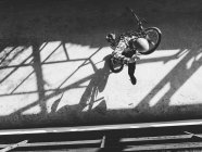 BMX гонщик виконує трюки — стокове фото