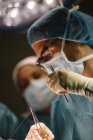 Хирурги зашивают после операции — стоковое фото