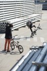 As pessoas fazendo truques em bicicletas — Fotografia de Stock