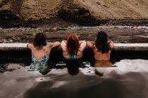 Trois femmes dans les sources thermales — Photo de stock
