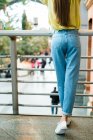 Mujer en jeans en barandilla - foto de stock