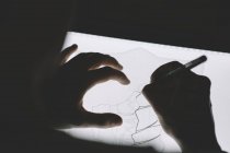 Обрізати малювання рук на лайтбоксі — стокове фото