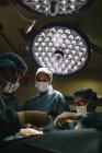 Хірурги, які працюють у лікарні — стокове фото