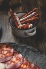 Pot avec sauseges sur la table — Photo de stock