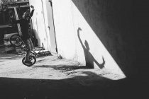 BMX rider in piedi vicino al muro — Foto stock