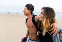 Couple heureux sur la plage — Photo de stock
