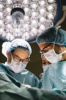 Cirurgiões que operam no hospital — Fotografia de Stock