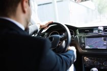 Mann benutzt Navigationsgerät im Auto — Stockfoto