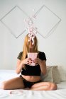 Sexy junge Frau zu Hause — Stockfoto