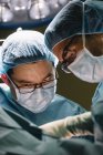Chirurghi in maschera che operano — Foto stock