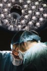 Chirurgiens debout sous la lampe — Photo de stock