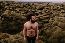 Uomo senza maglietta nella natura islandese — Foto stock