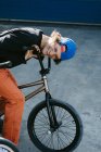 Веселый молодой гонщик BMX — стоковое фото