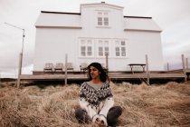 Woman posing on background of house — Stock Photo