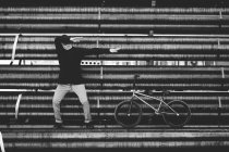 Молодий танцюючий гонщик BMX — стокове фото