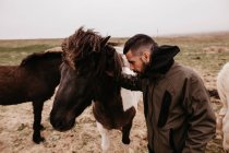 Homme caressant le cheval — Photo de stock