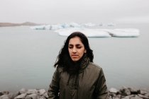 Жінка на тлі льоду в океані — стокове фото