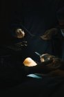 Mani con strumenti chirurgici sopra la caviglia — Foto stock
