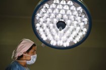 Женщина-медик в маске смотрит в сторону — стоковое фото