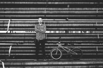 Stylische junge männliche BMX-Fahrer — Stockfoto
