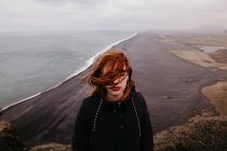 Mujer con el pelo ondulado en el océano - foto de stock