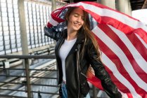 Glückliche Frau mit unserer Fahne auf dem Bahnhof — Stockfoto
