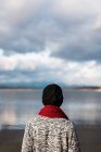 Человек смотрит на озеро — стоковое фото
