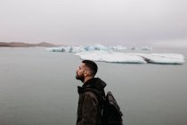 Hombre barbudo en el glaciar Jokulsarlon - foto de stock