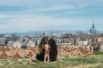 Lesbian couple kissing on meadow — Stock Photo