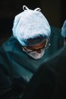 Chirurg mit Maske schaut nach unten — Stockfoto