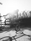 Мужчина на BMX — стоковое фото