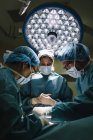 Operazione di elaborazione del team di chirurghi — Foto stock