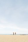 Junges sportliches Paar am Strand — Stockfoto