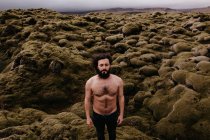 Shirtless man in Icelandic nature — Stock Photo