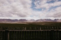 Clôture en bois avec vue sur les montagnes — Photo de stock