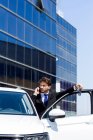 Mann telefoniert in der Nähe von Auto — Stockfoto