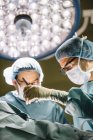 Хірурги обробки операції — стокове фото