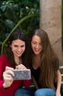 Zwei hübsche Mädchen machen ein Selfie — Stockfoto