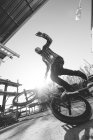 BMX райдер, выполняющий трюки — стоковое фото