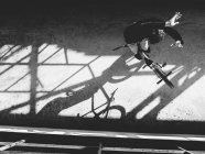 BMX piloto realizando truques — Fotografia de Stock