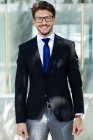 Lächelnder Mann posiert im Anzug — Stockfoto