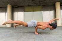 Man doing one arm handstand — Stock Photo
