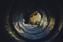 Tiro a través del tubo de BMX rider - foto de stock