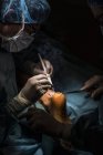 Chirurgien en masque faisant opération tendon d'Achille — Photo de stock