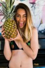 Femme posant avec l'ananas — Photo de stock