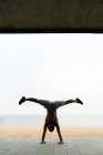 Uomo anonimo in handstand — Foto stock