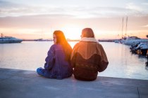 Bonito casal de mulheres ao pôr do sol — Fotografia de Stock