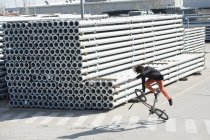 Чоловік виконує BMX трюк — стокове фото