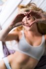 Frau zeigt Herzform — Stockfoto