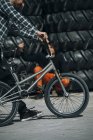Homem montando BMX — Fotografia de Stock